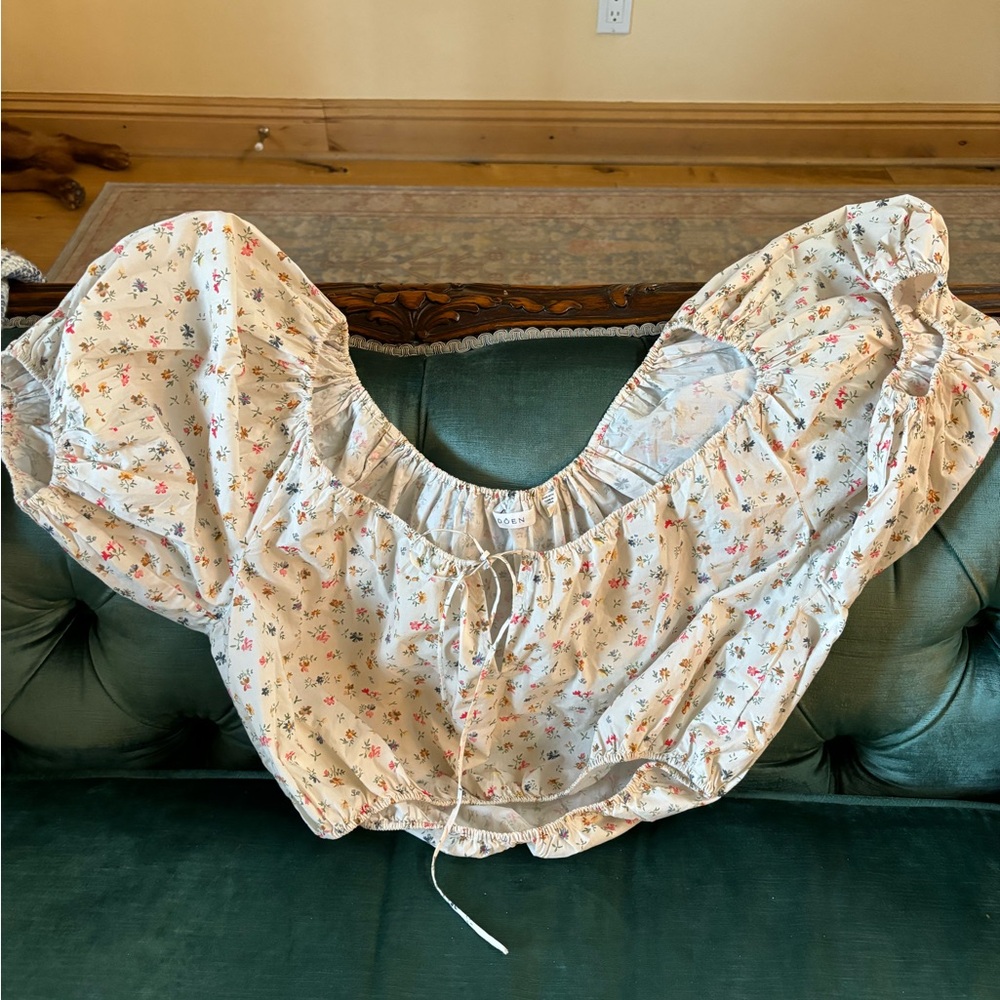 Doen Cream Romantic Floral Crop Top with Puff Sleeves and keyhole
